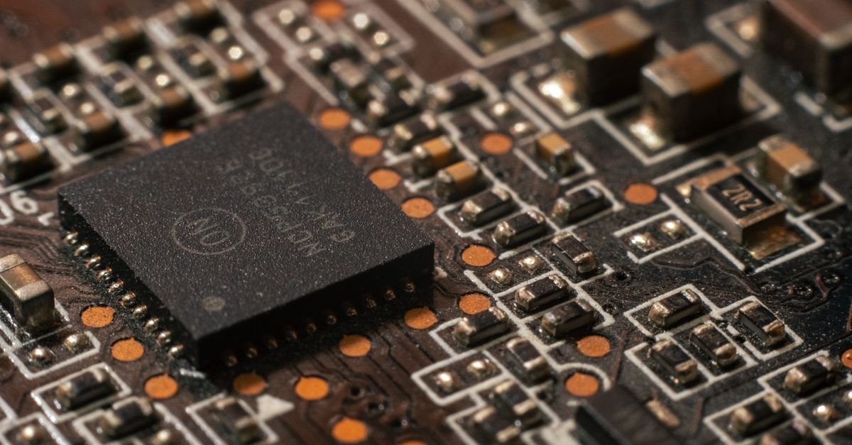 Close-up de uma placa de circuito eletrônico com chip e componentes