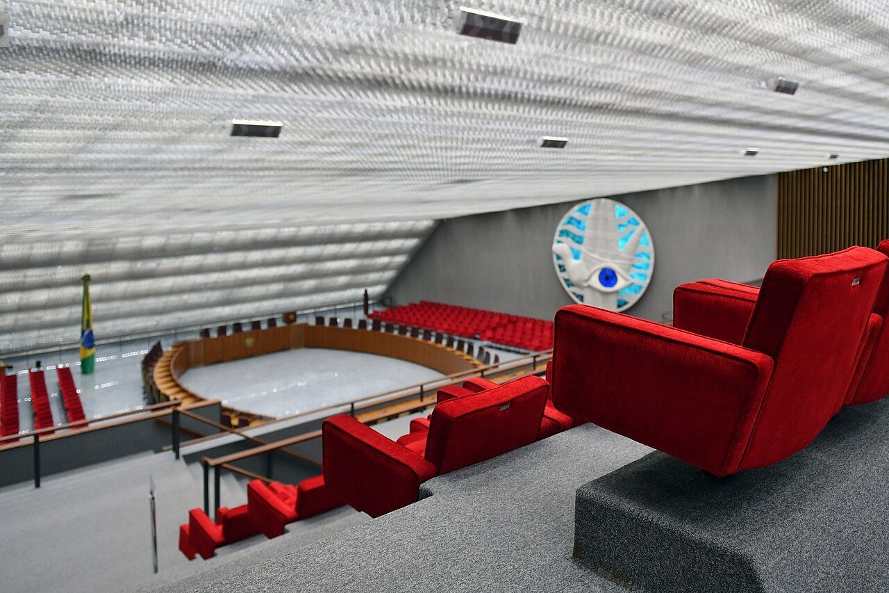 Plenário do Superior Tribunal de Justiça, em Brasília, com poltronas vermelhas e a bandeira do Brasil ao fundo (foto de arquivo)