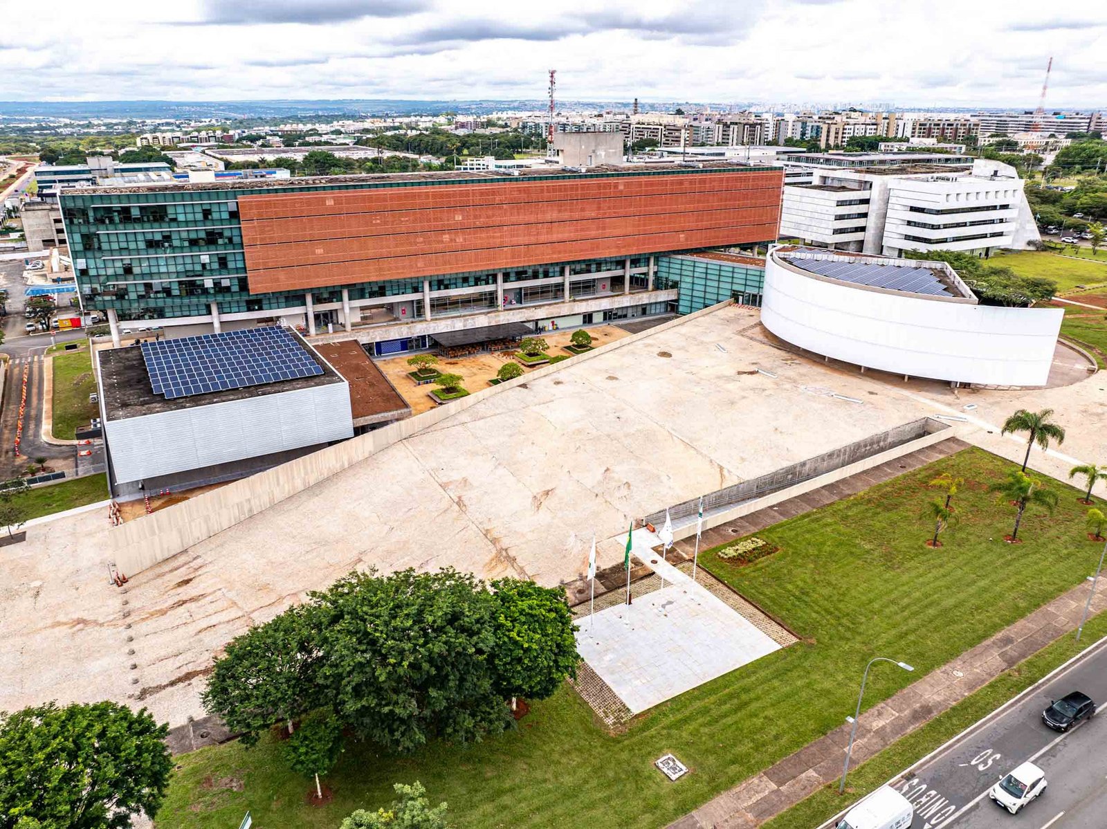 Vista aérea de complexo de edifícios em Brasília, imagem divulgada pela Agência CLDF