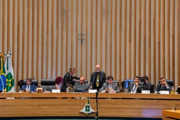 Mesa diretora da Câmara Legislativa do Distrito Federal durante sessão plenária