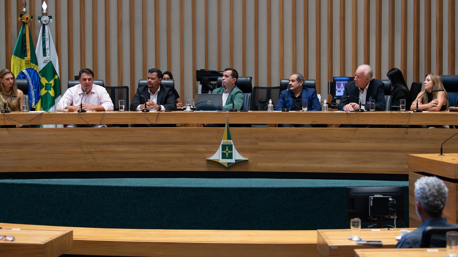 Mesa diretora do plenário da Câmara Legislativa do DF durante sessão solene, em foto de arquivo de setembro de 2026
