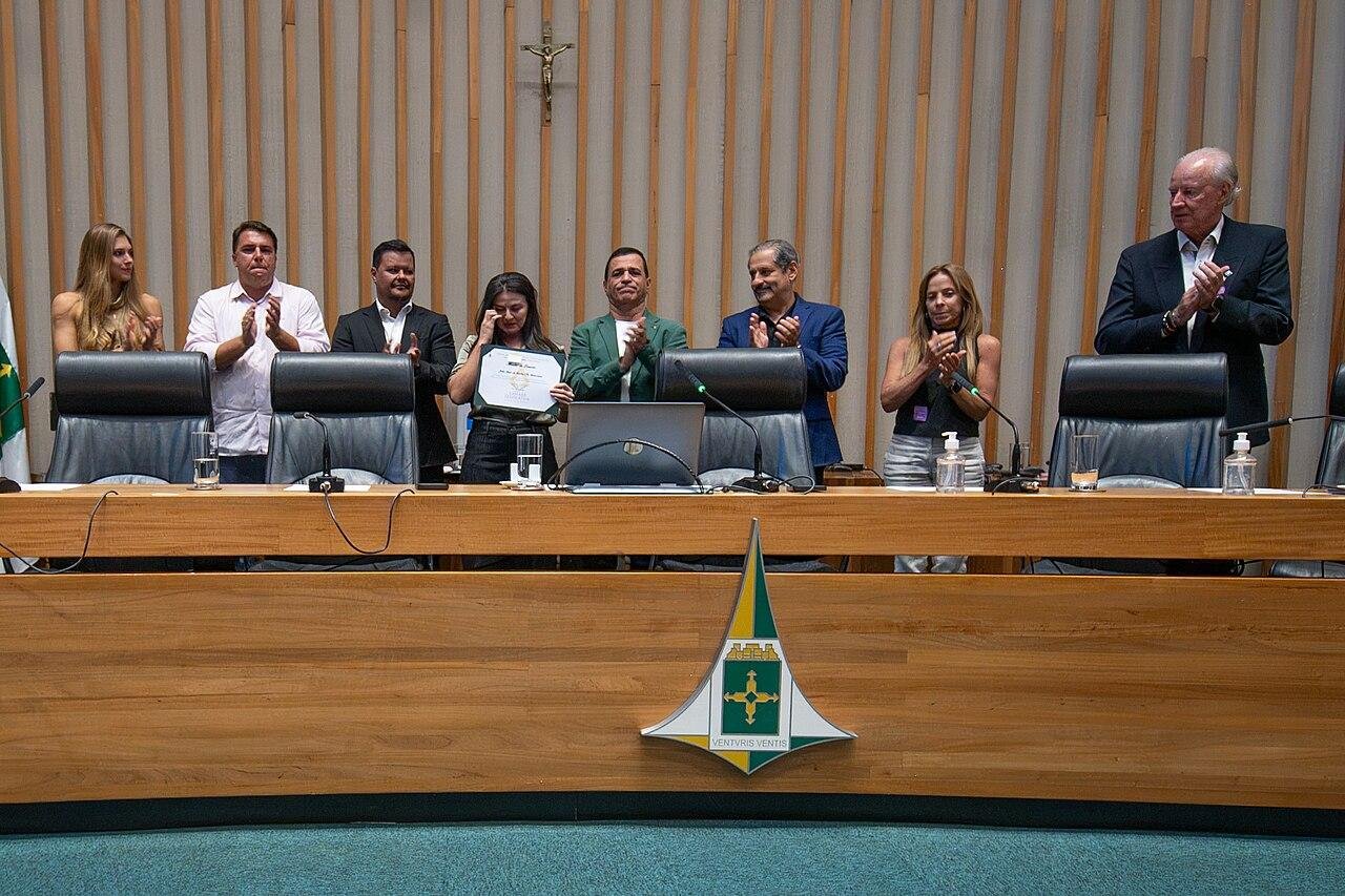Plenário da Câmara Legislativa do DF com a mesa diretora aplaudindo, sob o brasão do Distrito Federal; foto de arquivo de sessão solene de setembro de 2026
