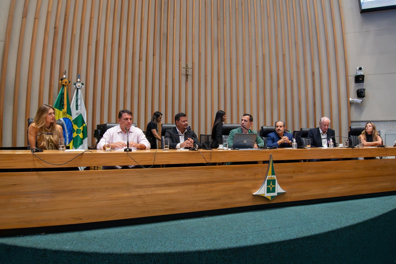 Mesa do plenário da Câmara Legislativa do Distrito Federal com o brasão do DF, em sessão solene de setembro de 2026