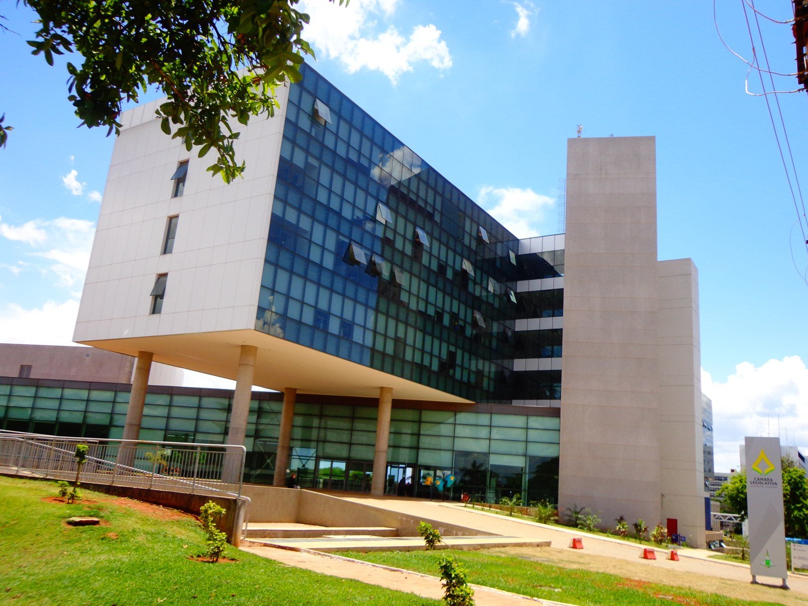 Prédio da Câmara Legislativa do Distrito Federal, em Brasília, com fachada de vidro e placa da instituição