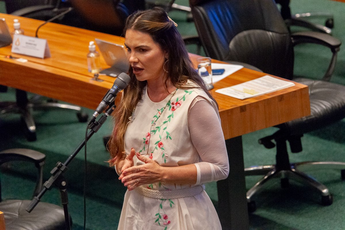 Parlamentar discursa ao microfone durante sessão ordinária no plenário da Câmara Legislativa do Distrito Federal