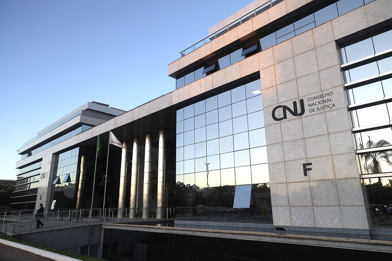 Sede do Conselho Nacional de Justiça em Brasília, prédio de vidro com o logotipo do CNJ na fachada