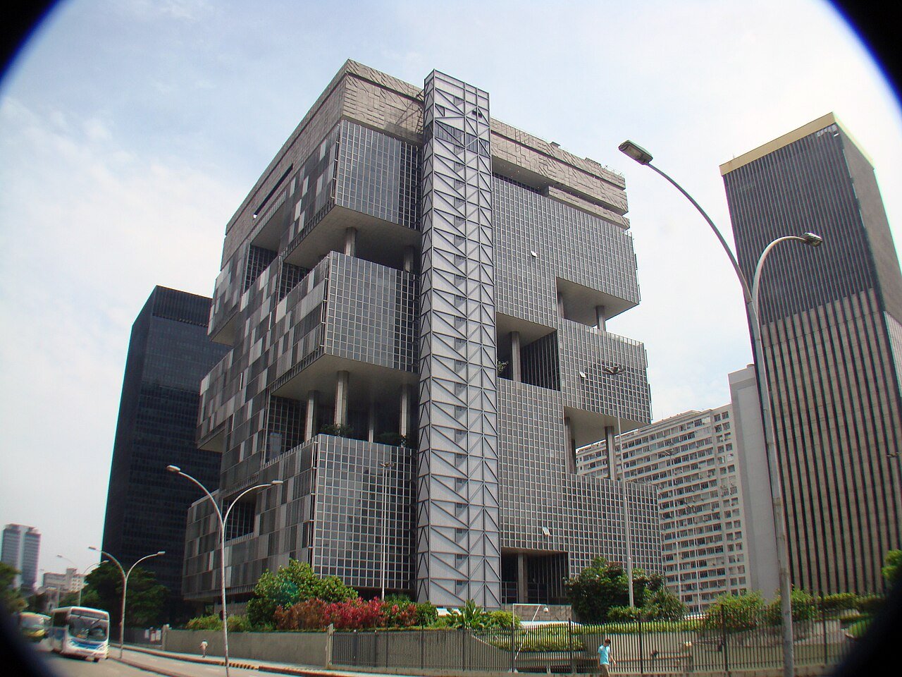 Edifício sede da Petrobras, no centro do Rio de Janeiro, visto da rua