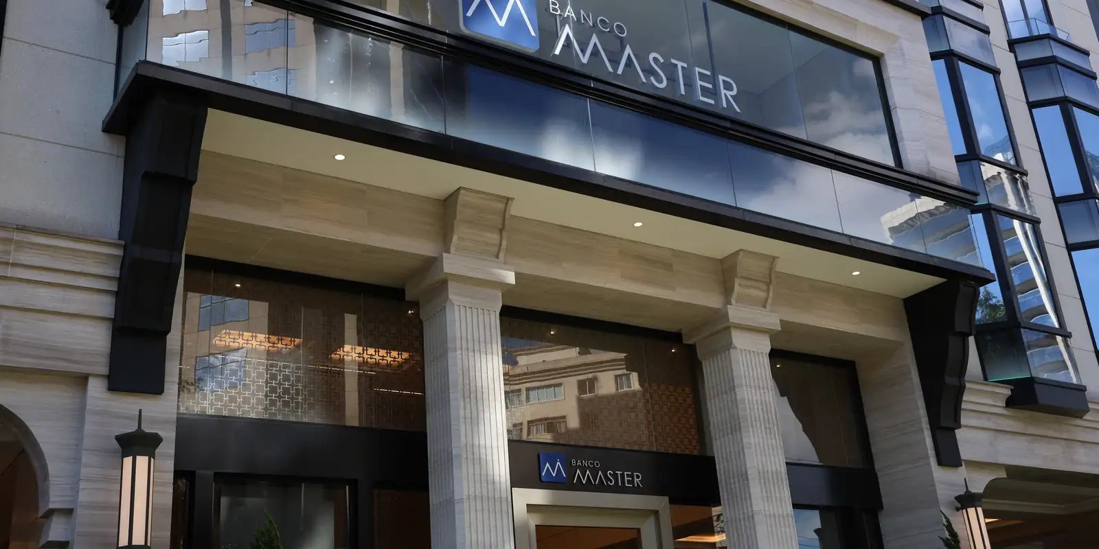 Fachada de agência do Banco Master, com o logotipo do banco sobre a entrada de vidro