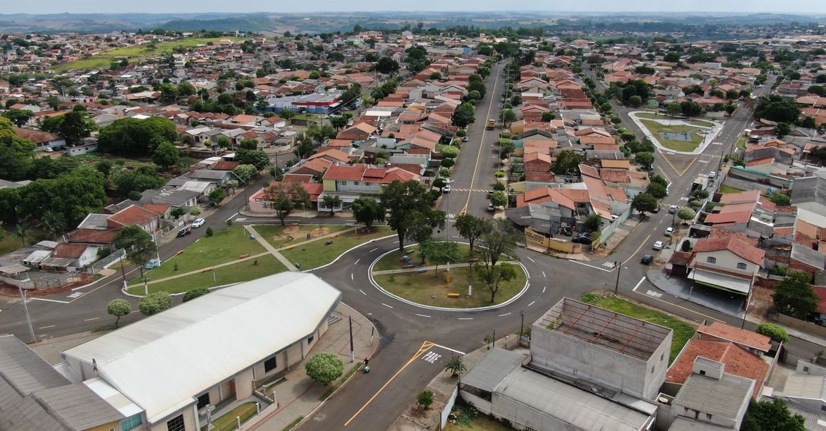 Vista aérea de bairro residencial brasileiro com telhados de cerâmica e rotatória