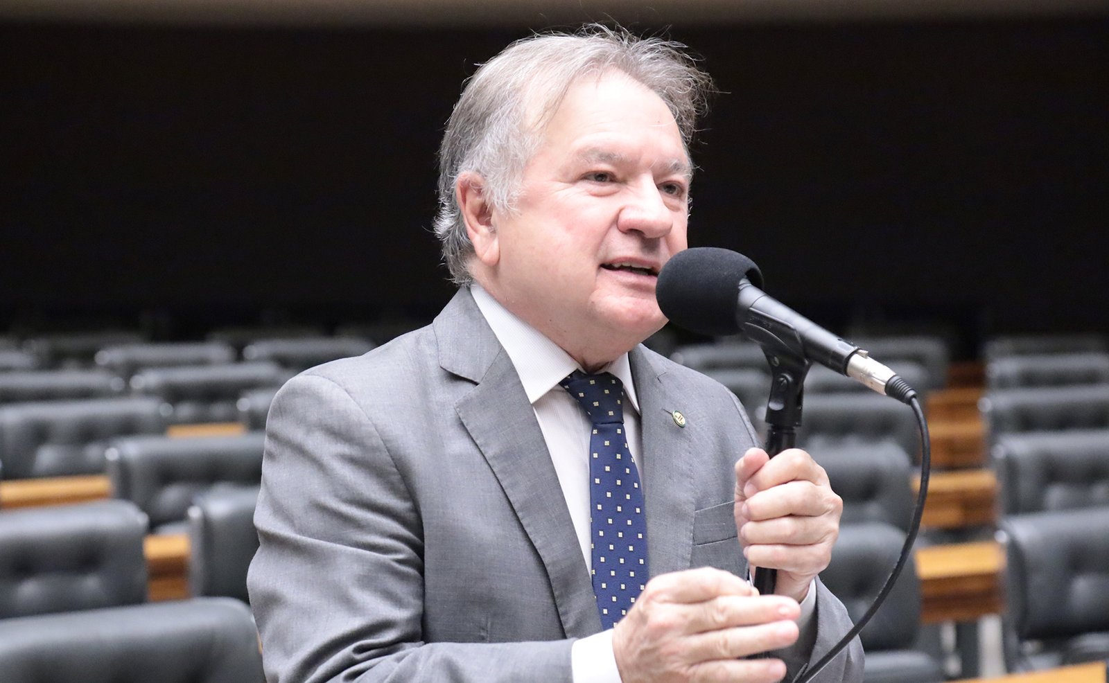 Deputado Merlong Solano, relator do projeto, fala ao microfone na Câmara