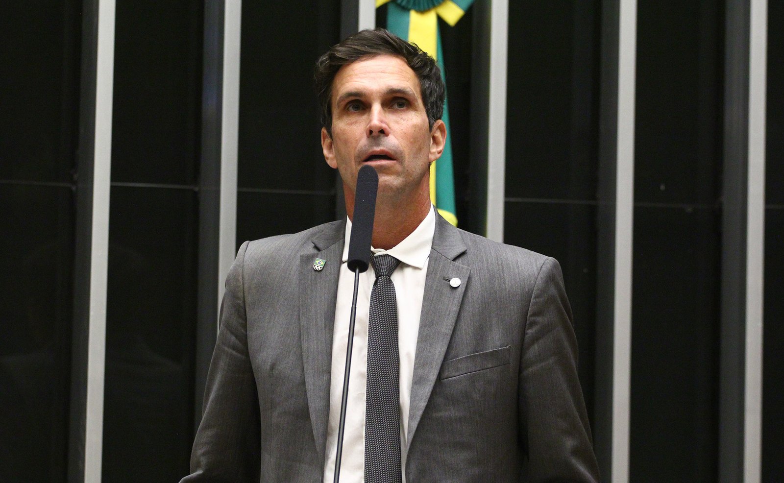 Deputado Luiz Lima, relator do projeto, discursa no Plenário da Câmara
