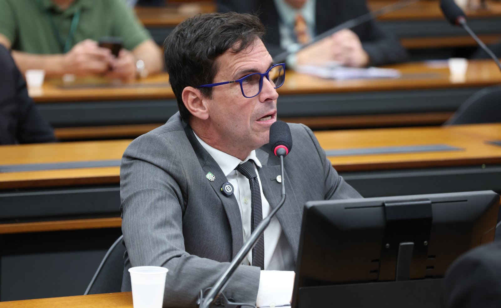 Deputado Luiz Lima, relator do projeto, fala em comissão da Câmara