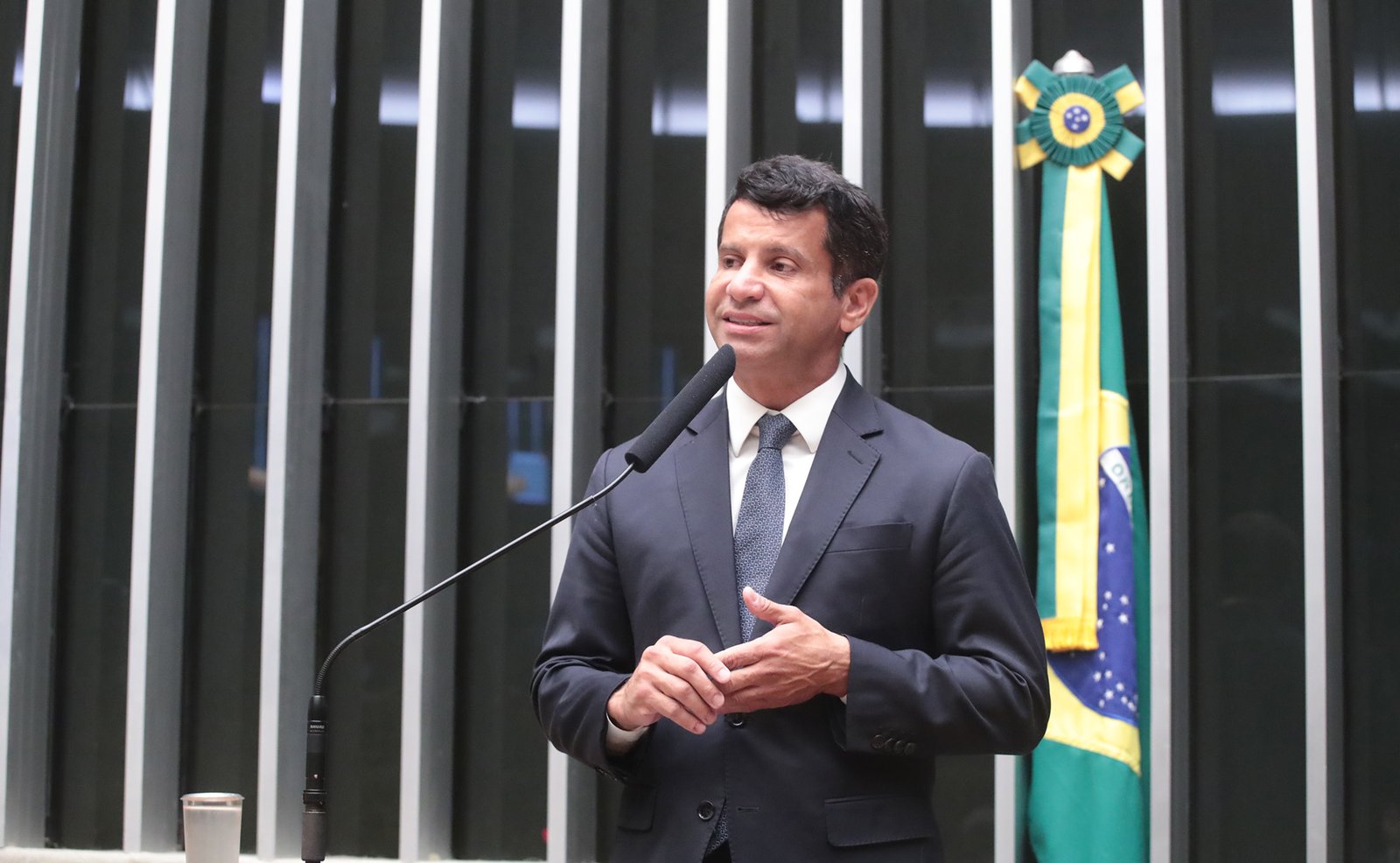 Deputado Doutor Luizinho, relator da MP do Enamed, discursa no Plenário da Câmara
