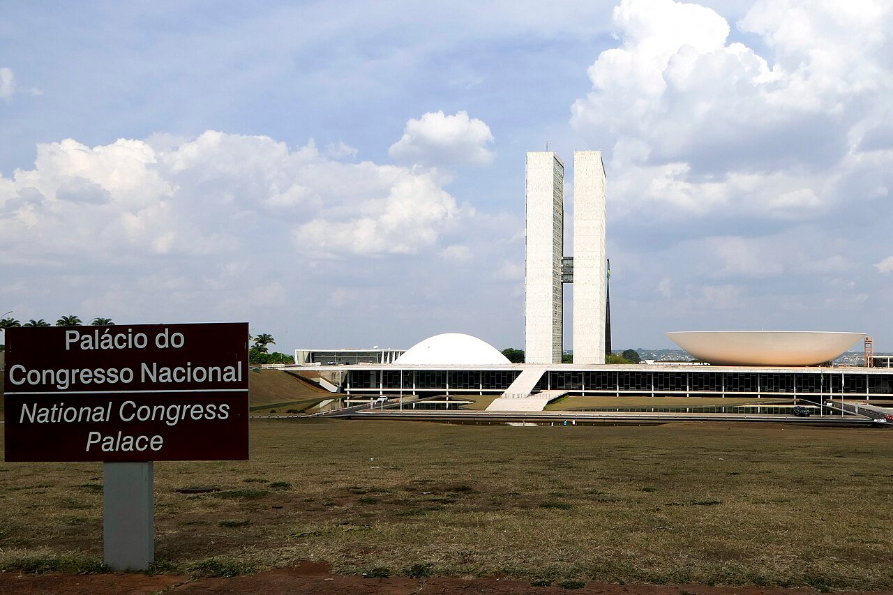 Fachada do Palácio do Congresso Nacional, com as duas torres e as cúpulas da Câmara e do Senado