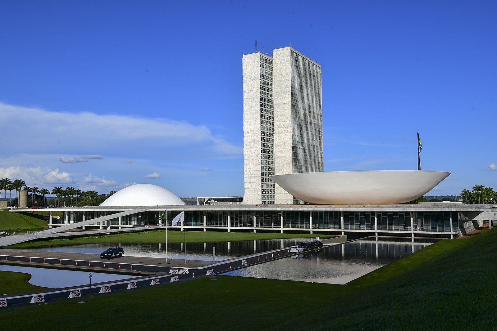 Palácio do Congresso Nacional em Brasília, com as torres e as cúpulas do Senado e da Câmara sob céu azul