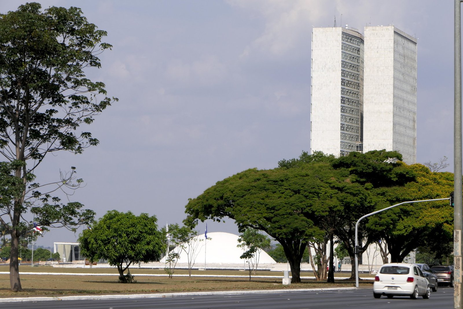 Torres do Congresso Nacional e a cúpula do Senado vistas do Eixo Monumental, em Brasília