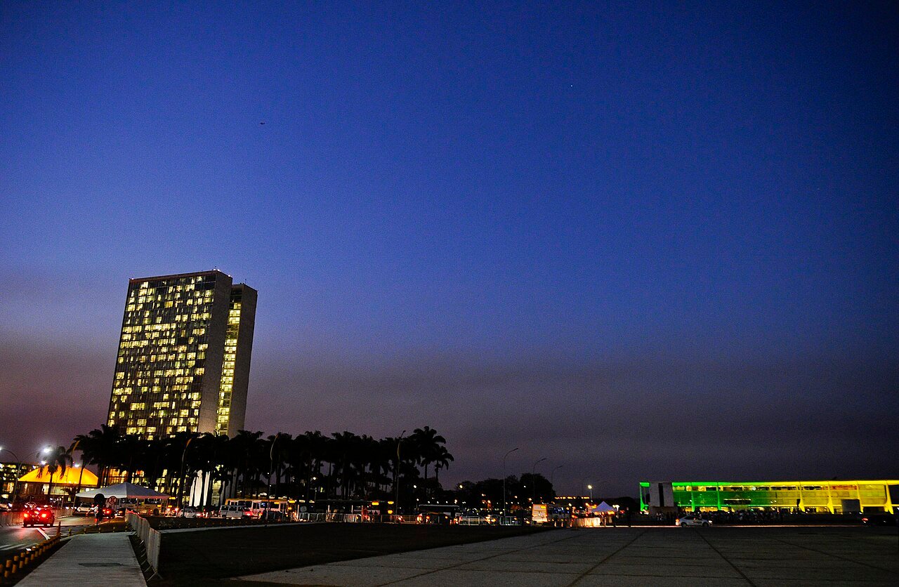 Edifícios do Congresso Nacional ao entardecer, em Brasília