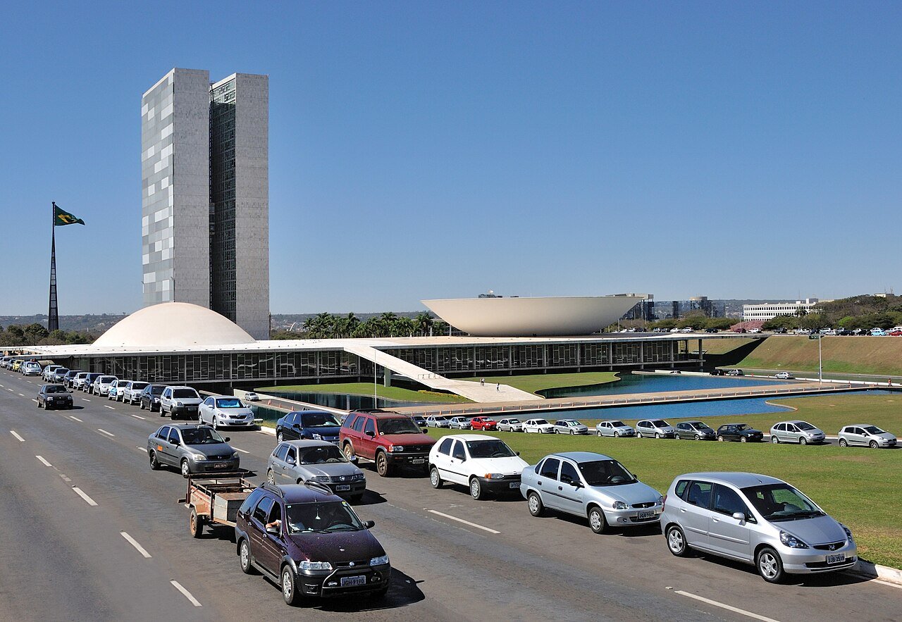 Prédio do Congresso Nacional em Brasília visto do Eixo Monumental, com a bandeira do Brasil hasteada