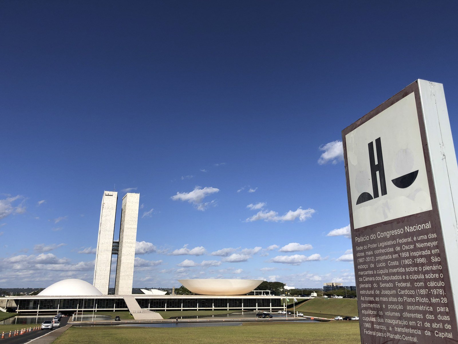 Torres e cúpulas do Congresso Nacional, em Brasília, sob céu azul