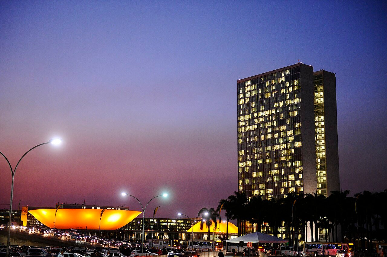 Congresso Nacional e o Anexo do Senado ao entardecer, em Brasília