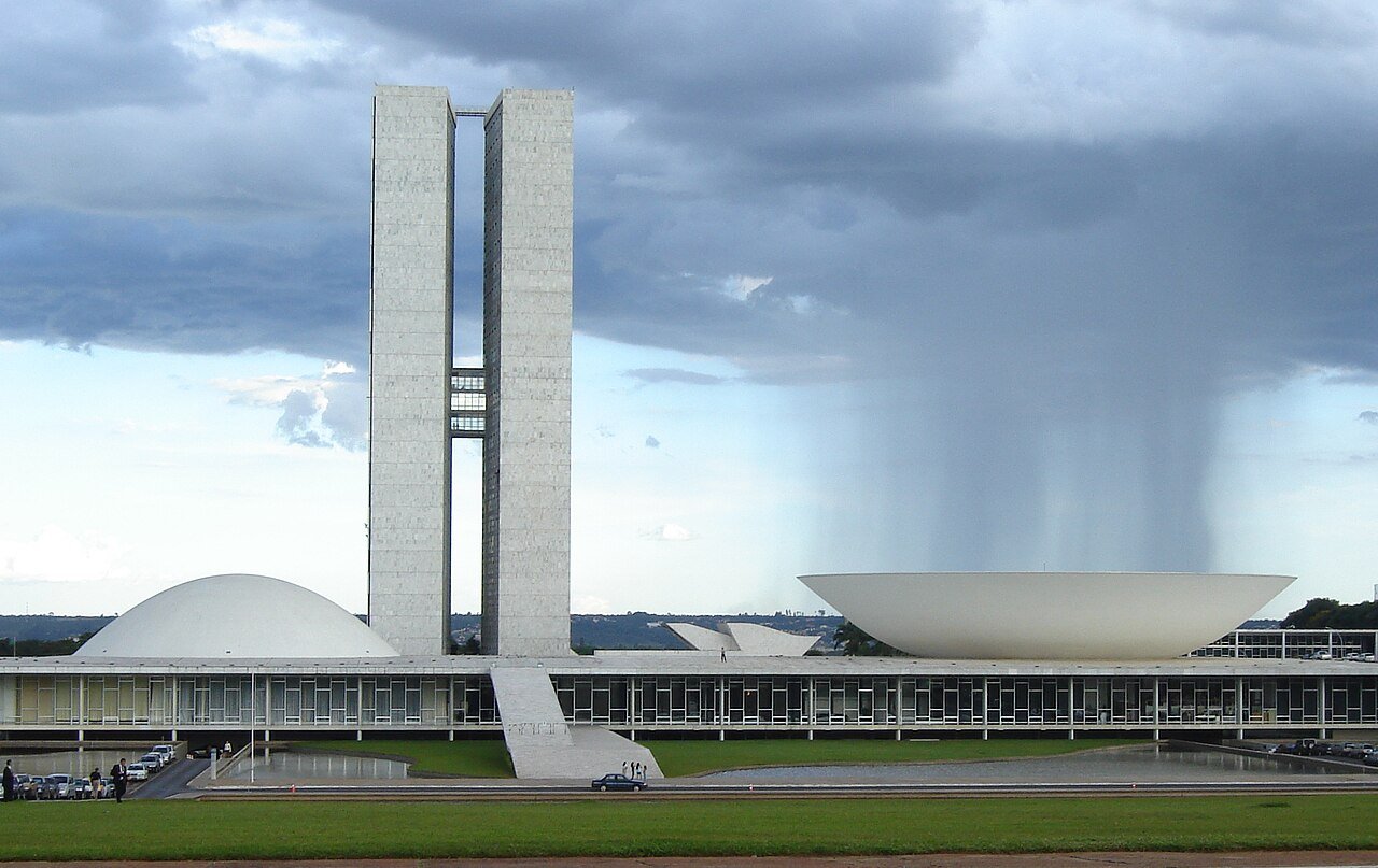 Fachada do Congresso Nacional, em Brasília, com as torres e as duas cúpulas