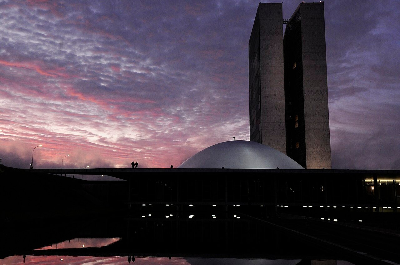 Prédios do Congresso Nacional ao entardecer, em Brasília
