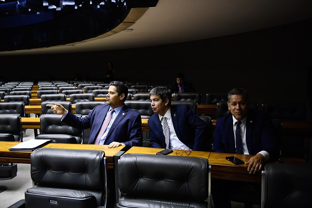 Parlamentares sentados no plenário do Congresso Nacional durante sessão conjunta