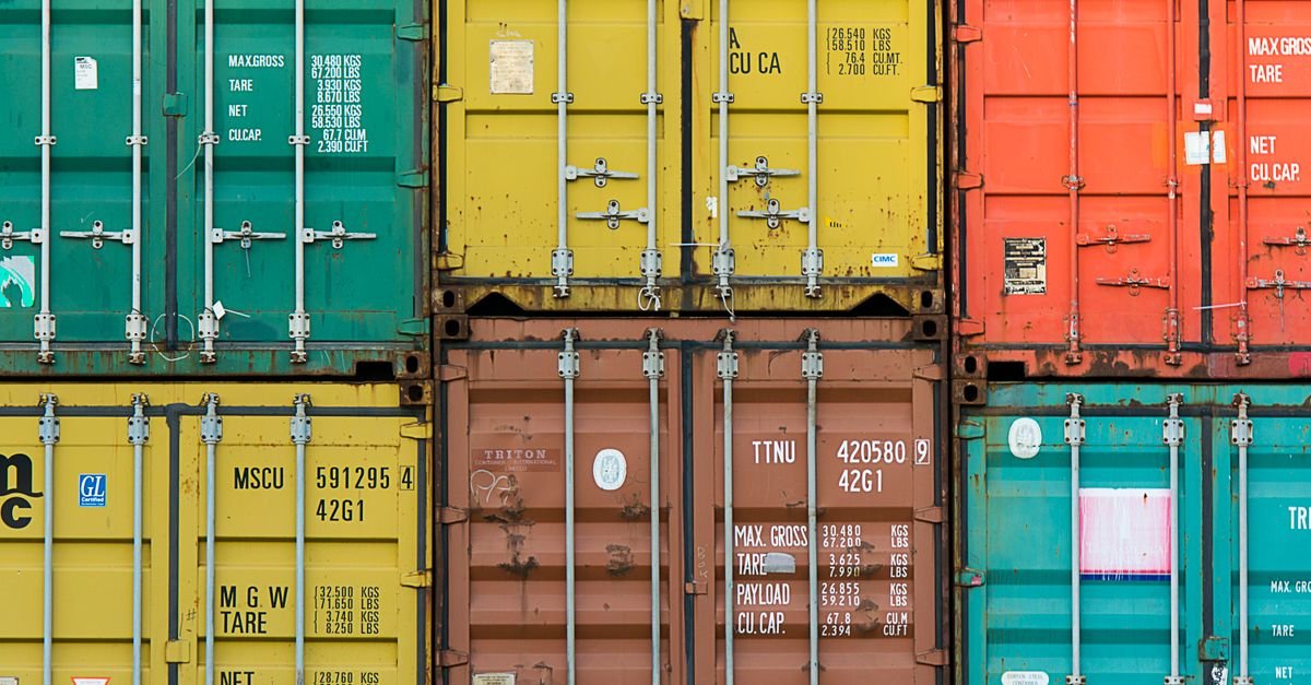 Contêineres coloridos empilhados em terminal portuário