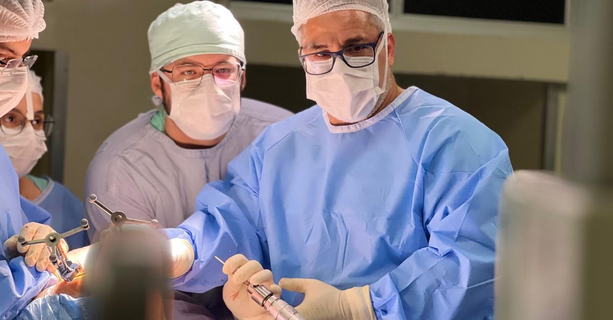 Equipe médica em centro cirúrgico durante procedimento em hospital