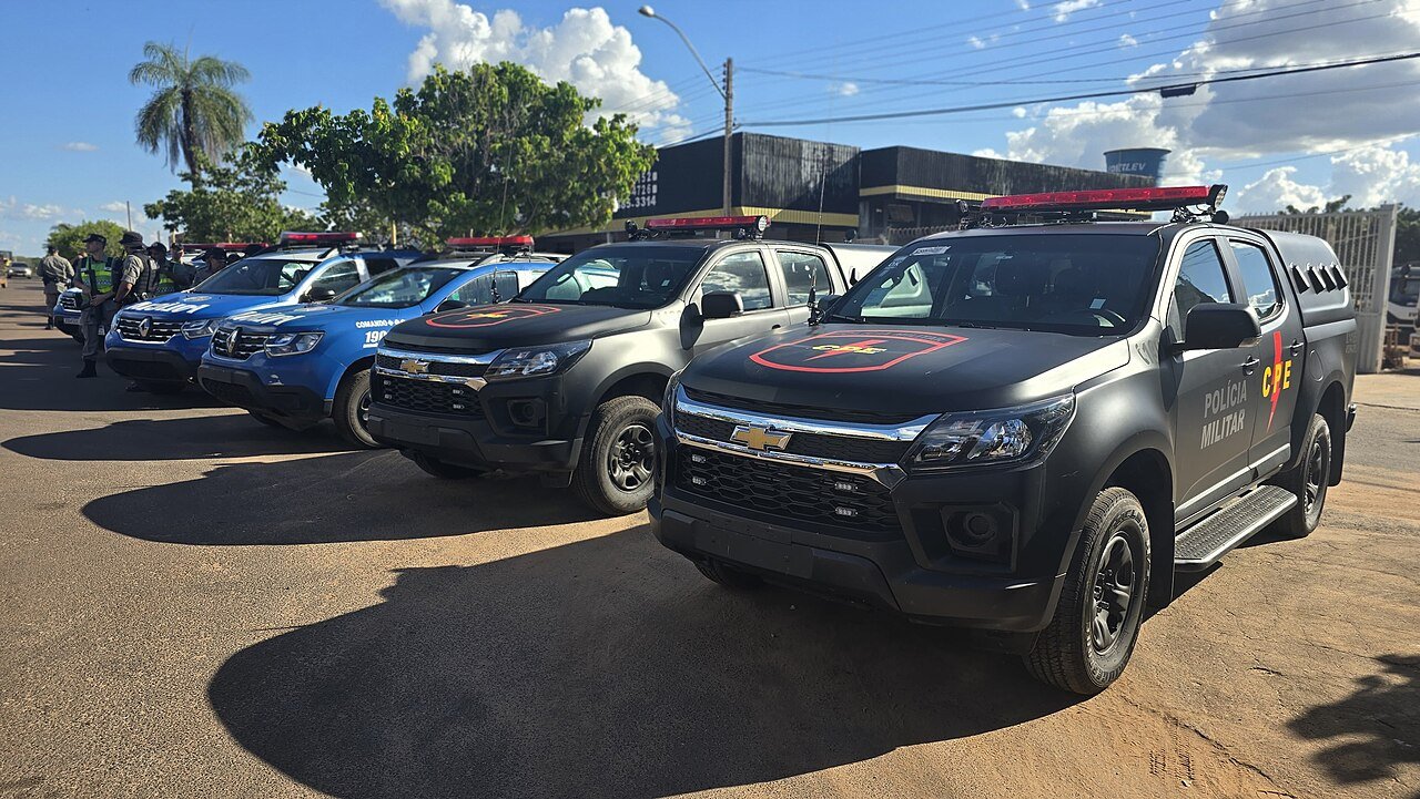 Viaturas da Companhia de Policiamento Especializado da Polícia Militar de Goiás enfileiradas
