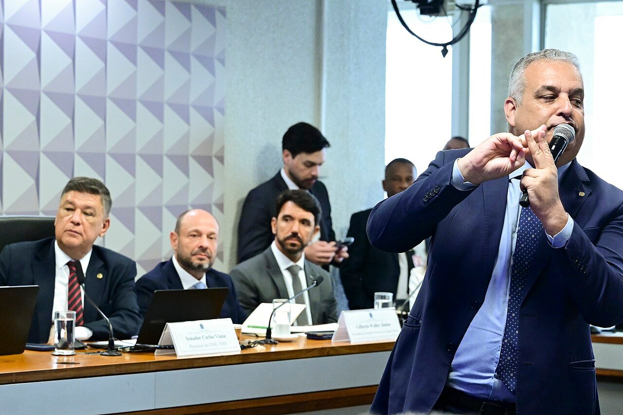 Sessão da CPMI do INSS no Senado Federal, com parlamentares à mesa e depoente ao microfone