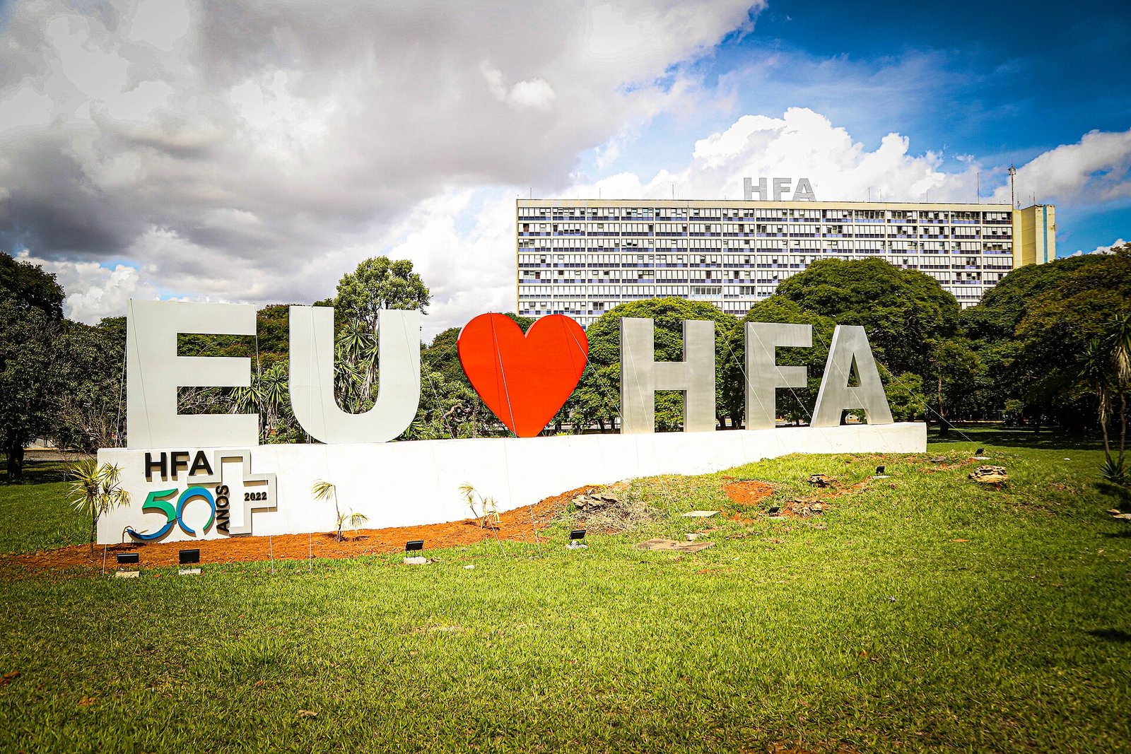 Letreiro Eu amo HFA em frente ao prédio do Hospital das Forças Armadas, em Brasília