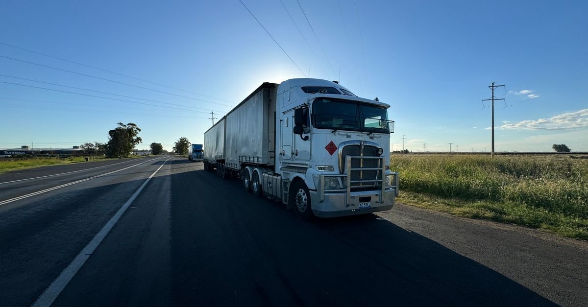 Caminhão em estrada aberta sob céu azul