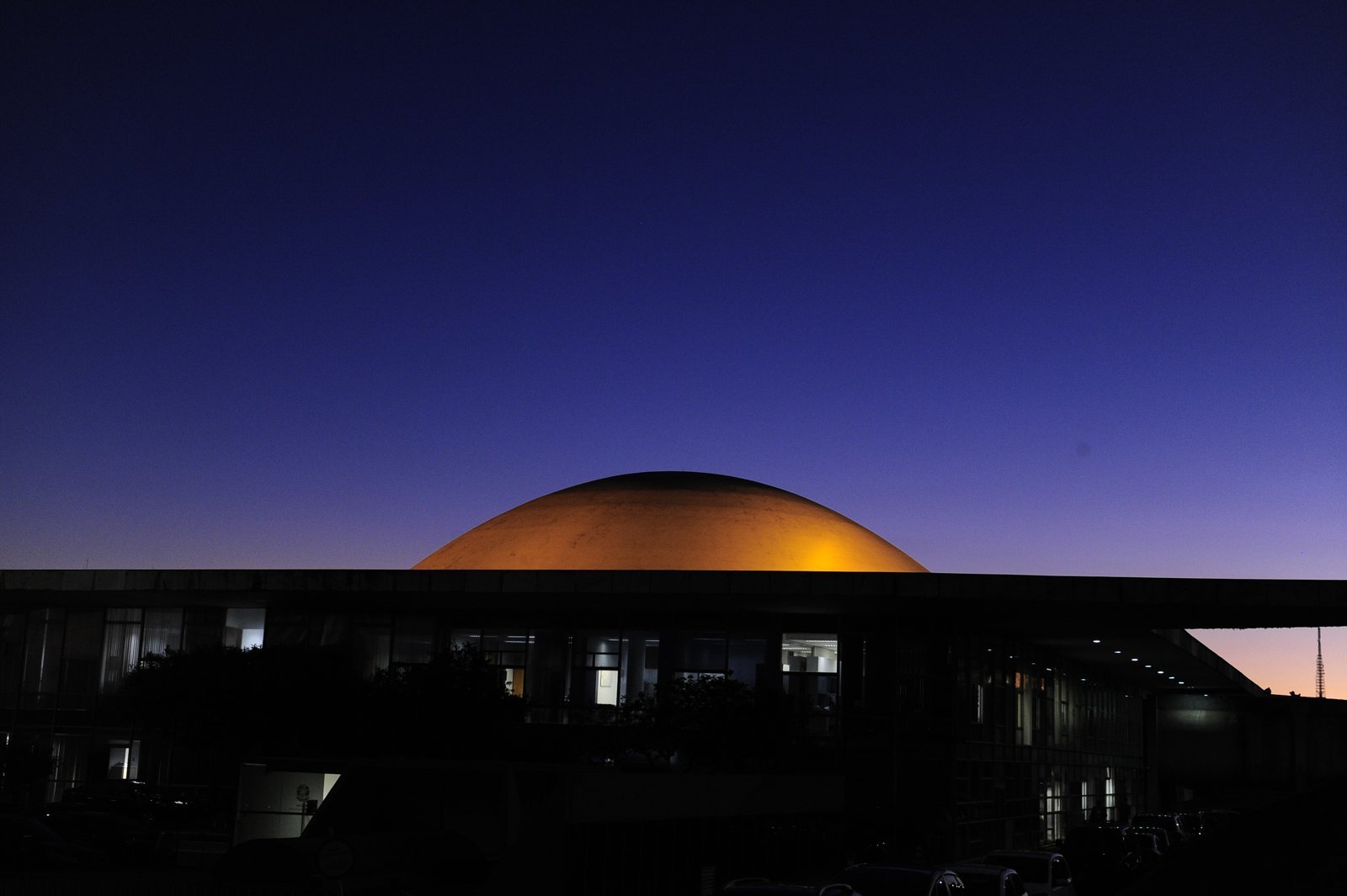 Cúpula do Senado Federal ao entardecer, em Brasília