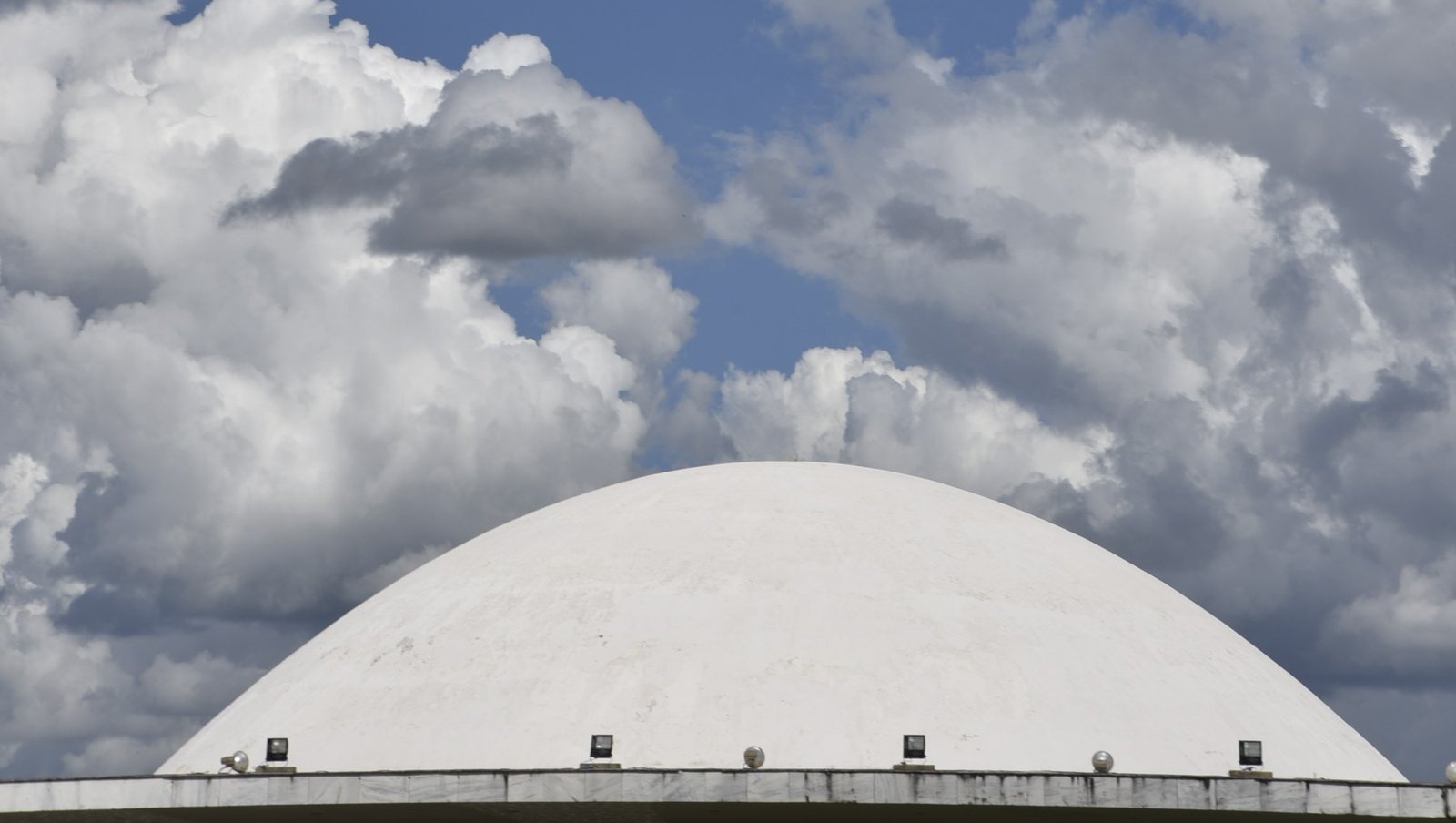 Cúpula branca do Senado Federal, em Brasília, sob céu com nuvens (foto de arquivo)