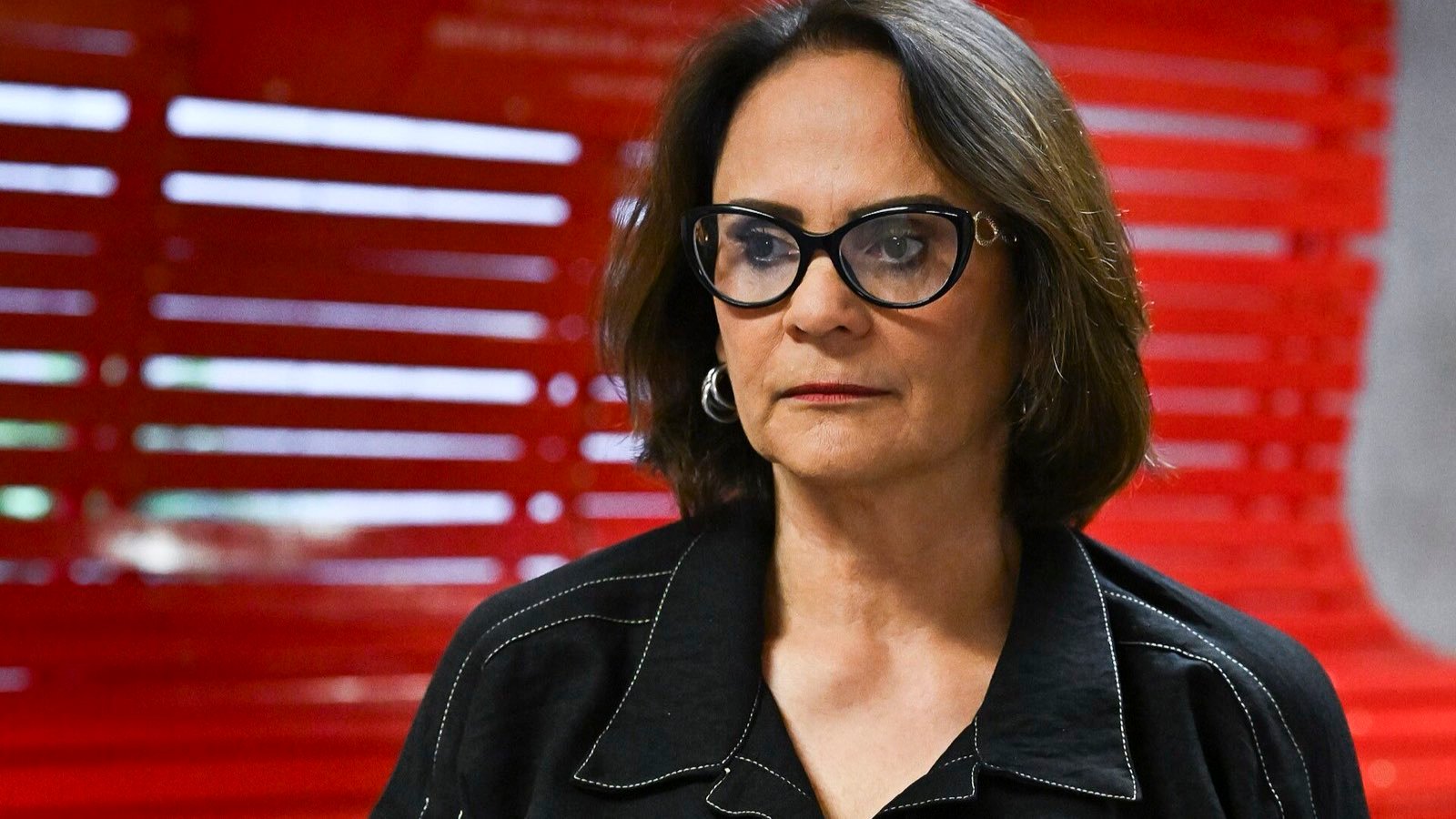 Retrato da senadora Damares Alves, com fundo vermelho