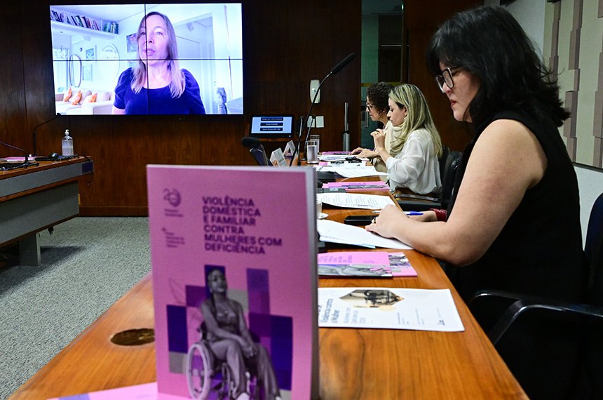 Mesa da Comissão de Direitos Humanos do Senado com exemplar do relatório da pesquisa em primeiro plano