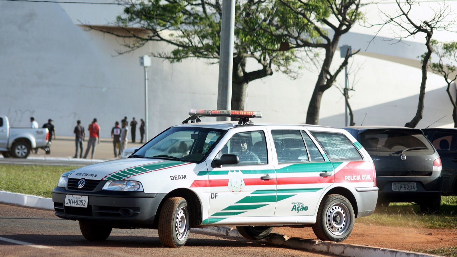 Viatura da Polícia Civil do DF da Delegacia Especial de Atendimento à Mulher