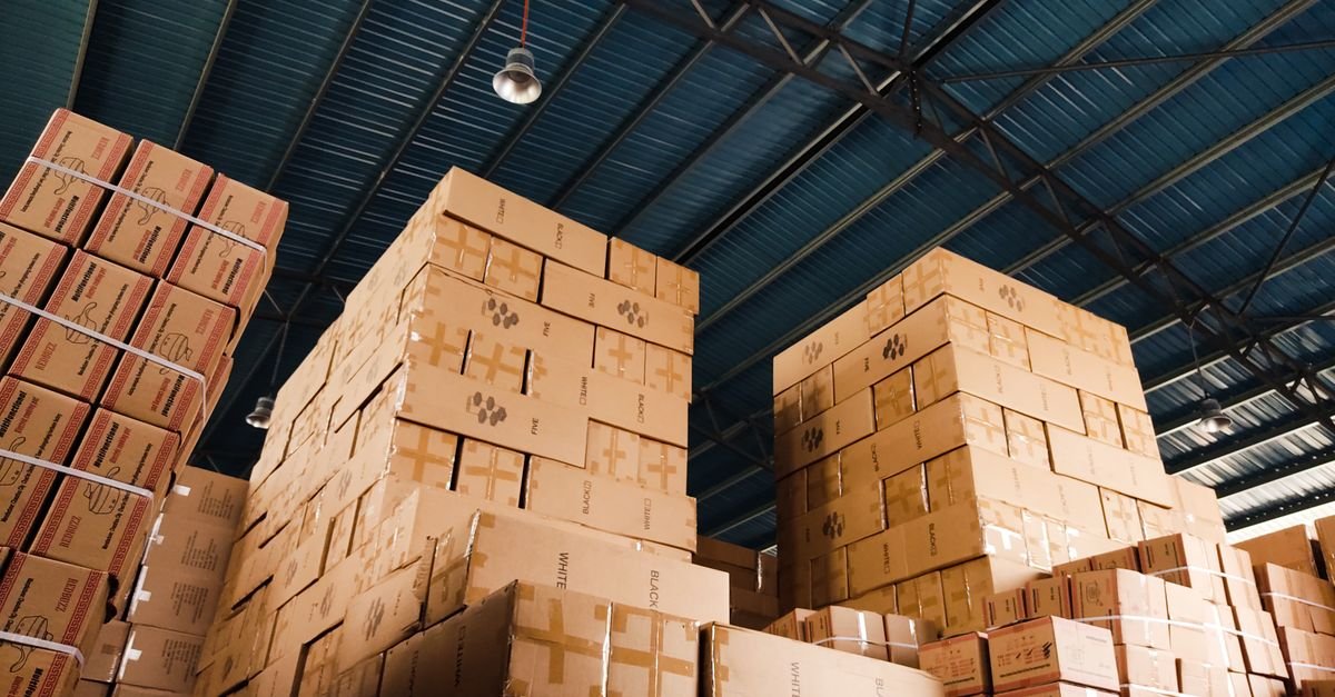 Pilhas de caixas de papelão em galpão de armazenagem