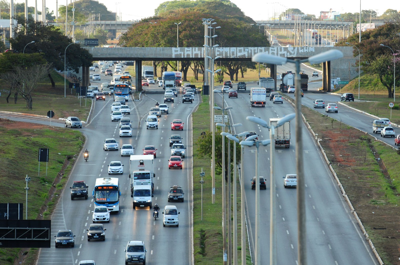 Rodovia DF-003 (EPIA) com trânsito intenso nos dois sentidos, em foto de arquivo de 2016
