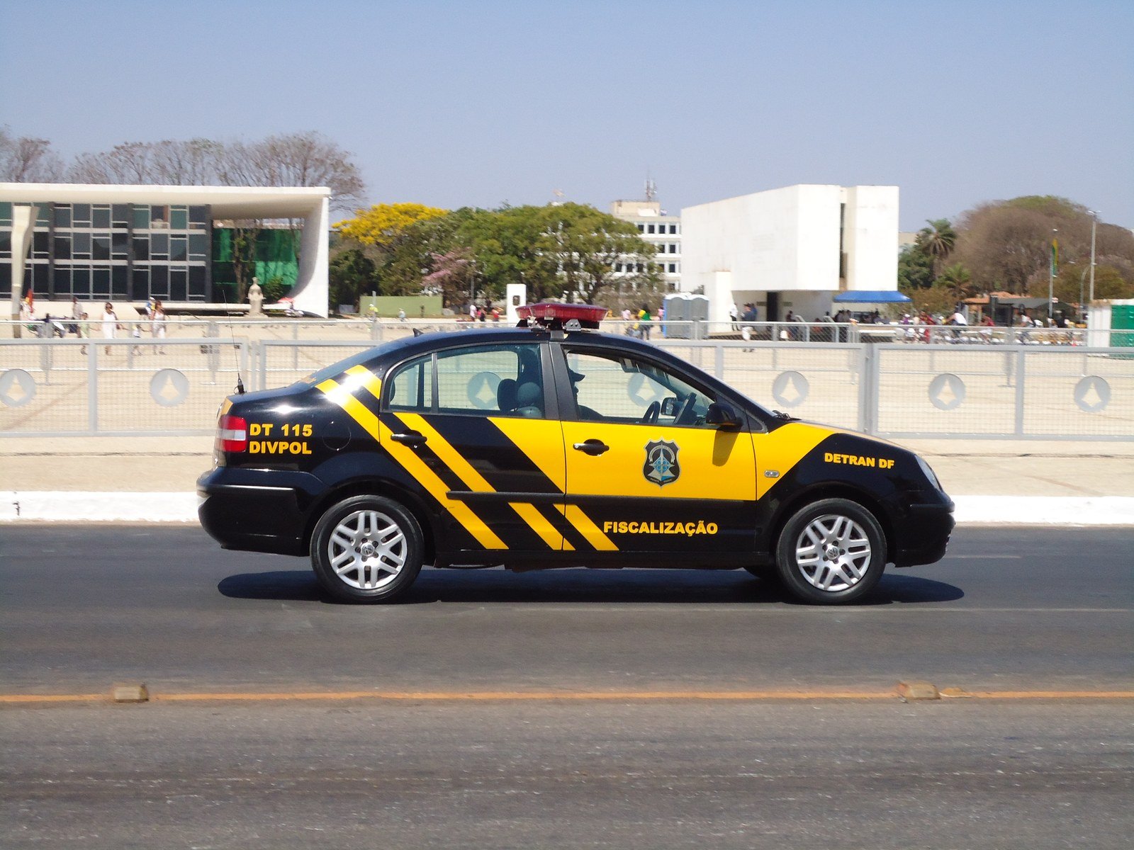 Viatura de fiscalização do Detran-DF parada na Esplanada dos Ministérios
