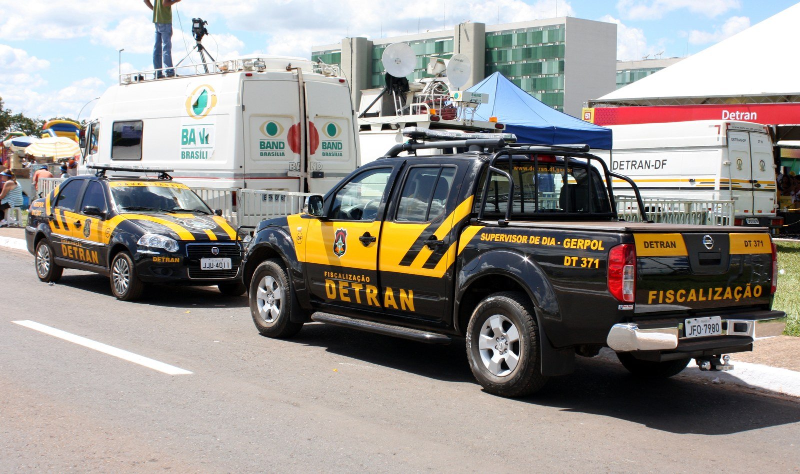 Viaturas do Detran-DF estacionadas ao lado de tenda de atendimento do órgão