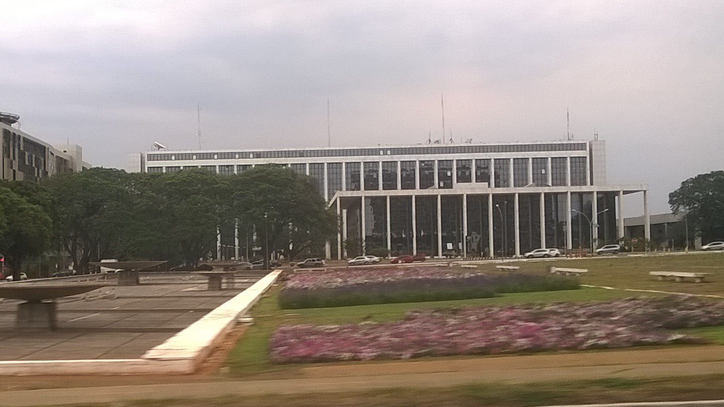 Fachada do Palacio do Buriti, sede do governo do Distrito Federal, com jardim em primeiro plano