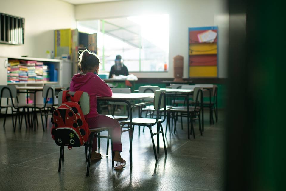Sala de aula em escola publica do DF com professores e alunos