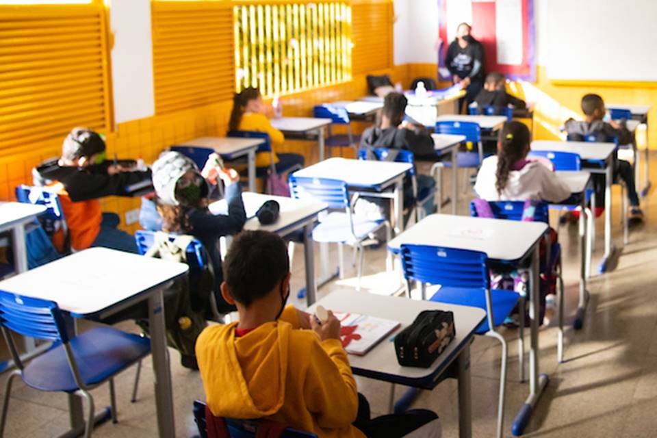 Professores e alunos em escola publica do Distrito Federal