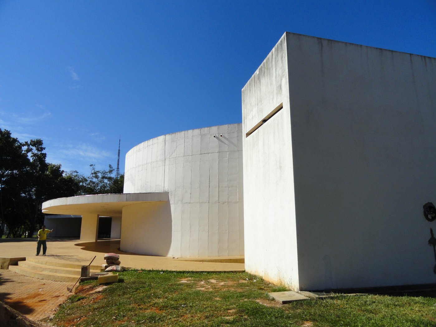 Prédio branco do Clube do Choro de Brasília, com fachada curva e gramado em frente; foto de arquivo