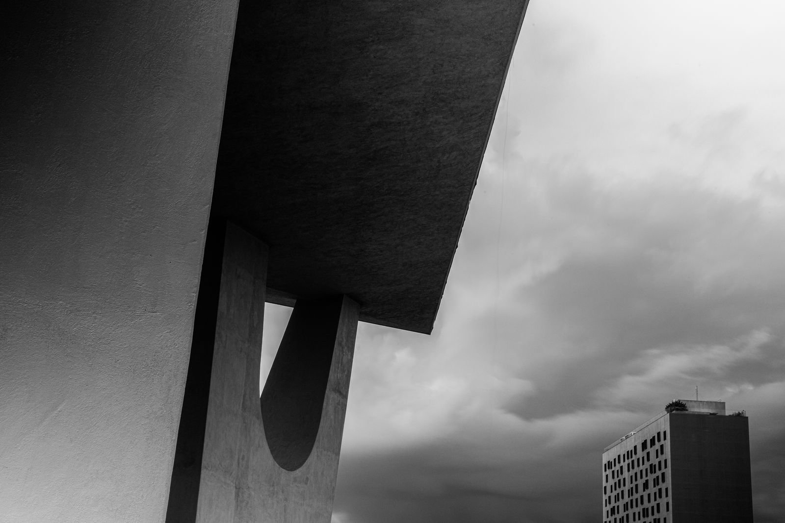Estrutura de concreto da arquitetura modernista de Brasília em preto e branco, foto de arquivo