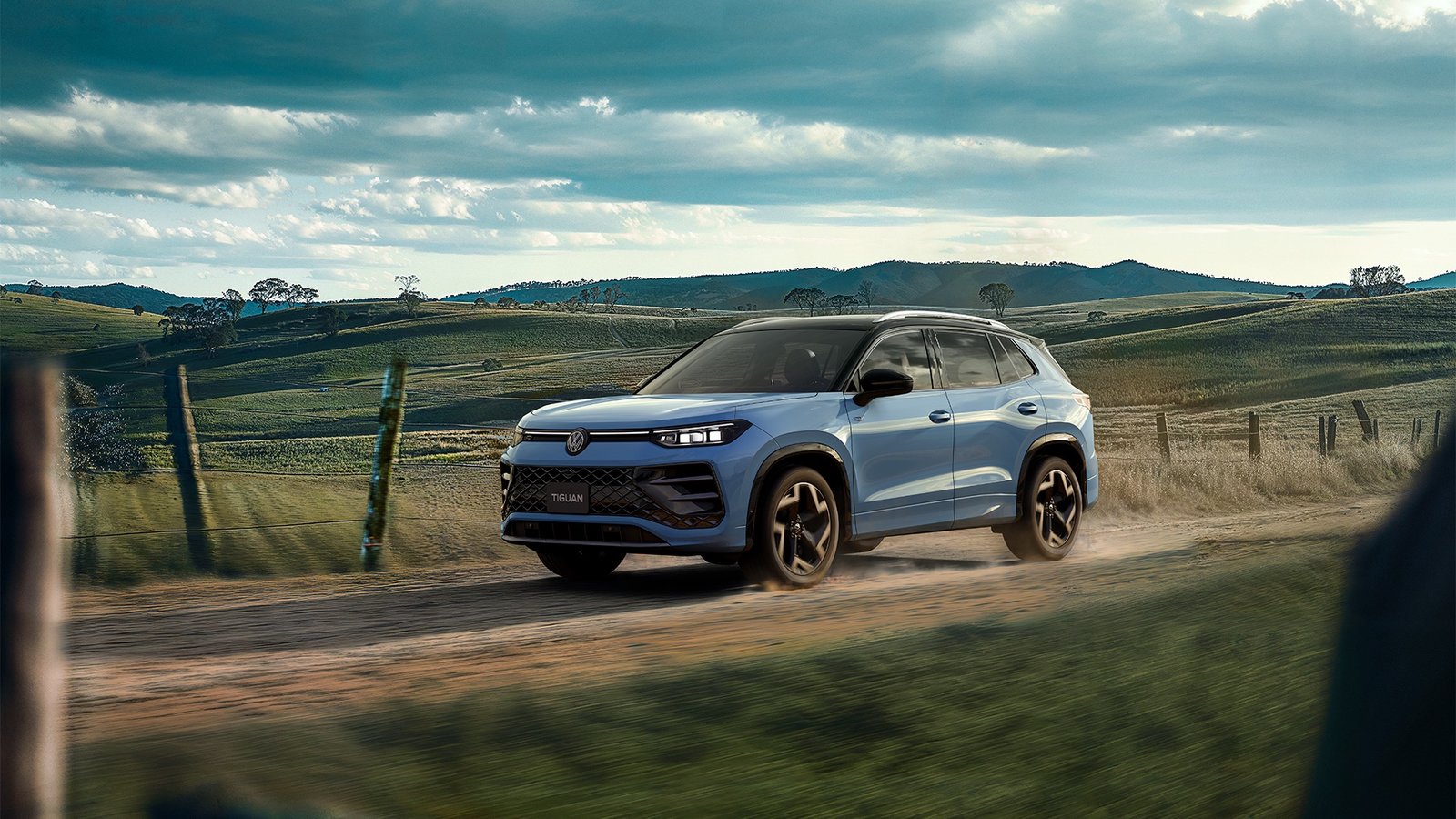 Vista 3/4 traseira do novo Volkswagen Tiguan R-Line na cor Azul Pacifico