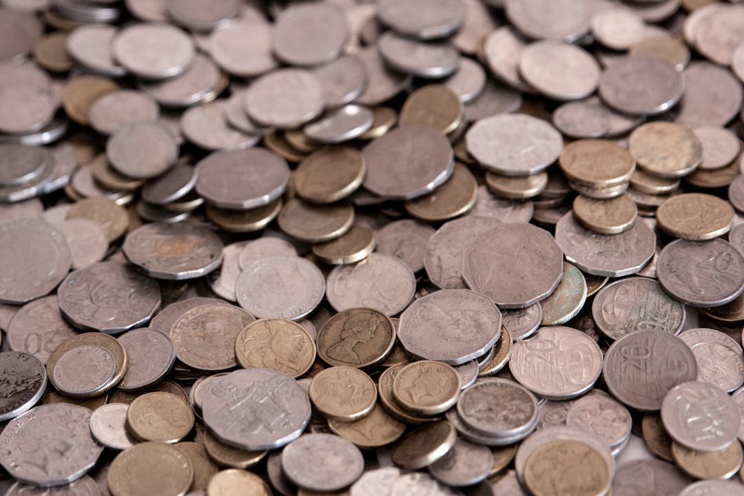 Pilha grande de moedas variadas em close-up