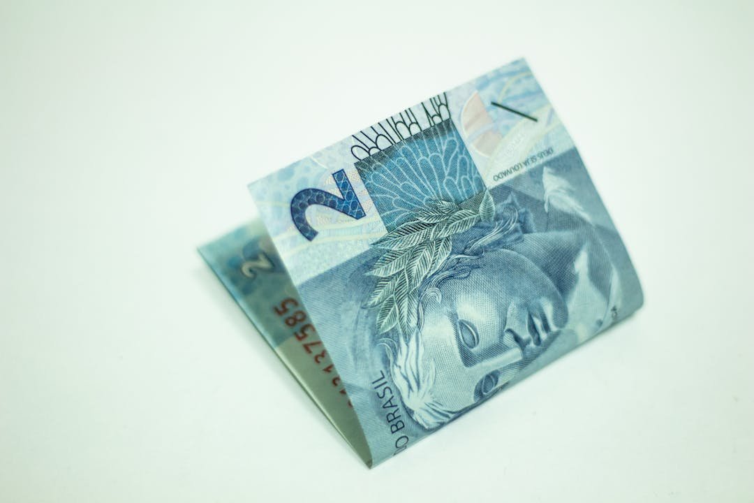 Cedula de R$ 2 dobrada com 'DEUS SEJA LOUVADO' visivel